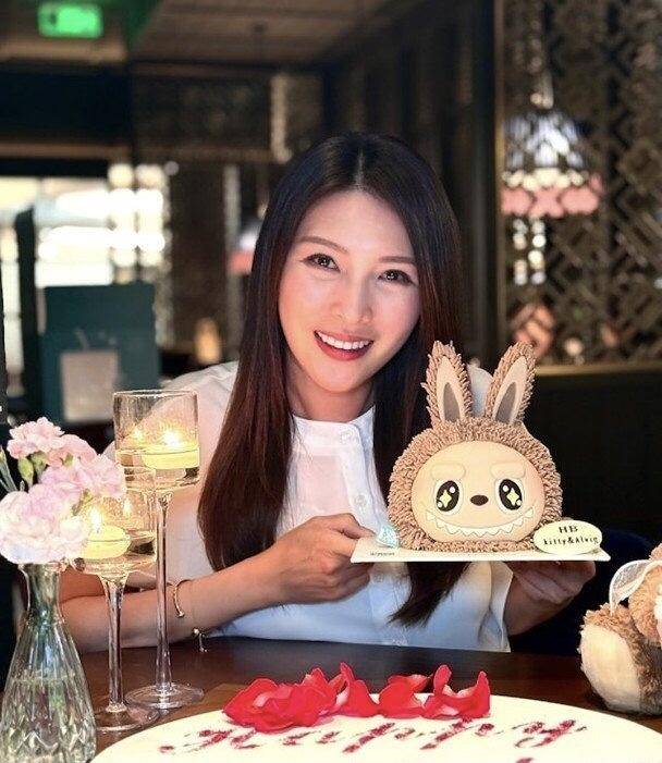 TVB前港姐罕露面！与艺训班同学聚会，被赞保养得宜，老公已离世