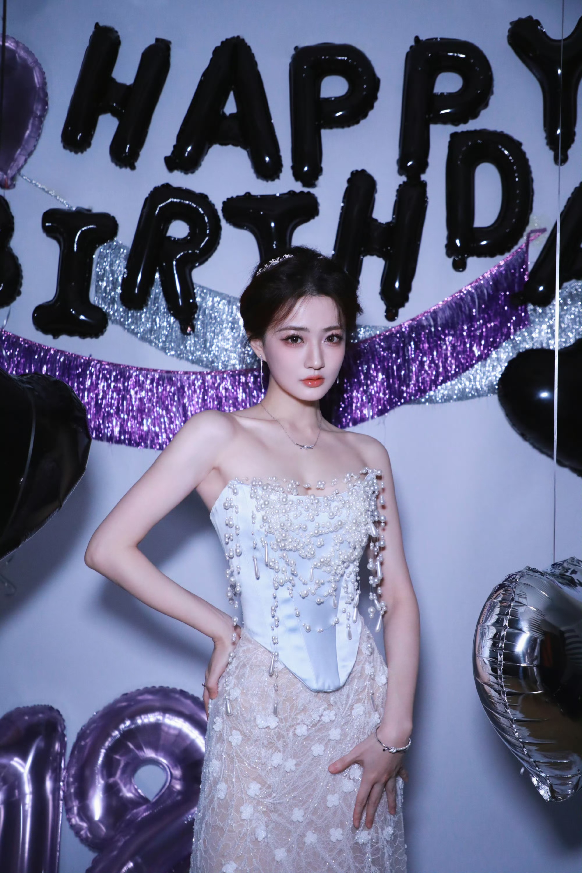 徐璐各式白裙惊艳出圈，纤腰美肩身段超有料！