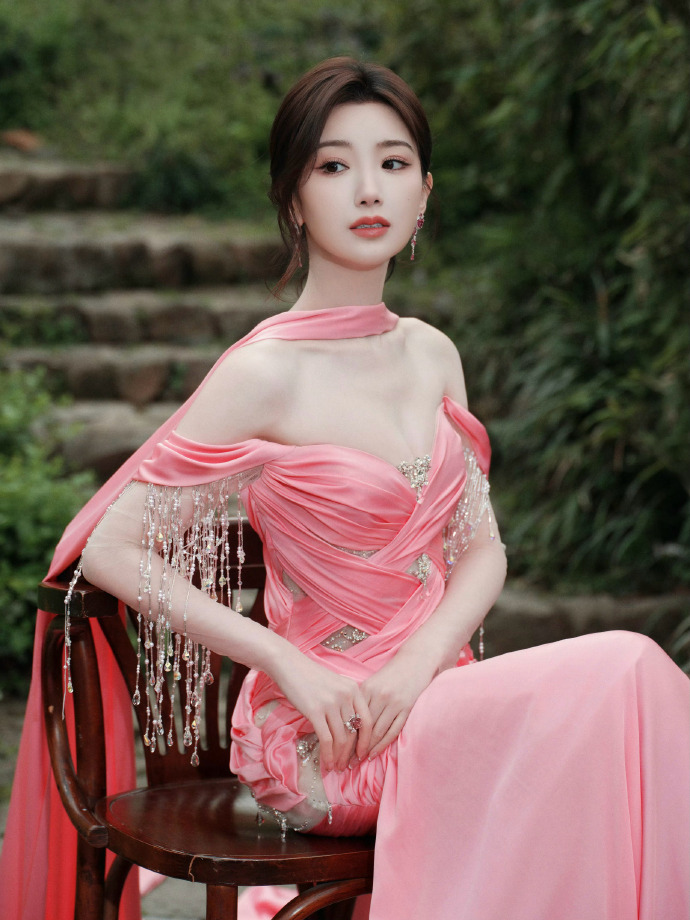 港风女神毛晓彤！粉色纱裙穿在她身上太仙了。