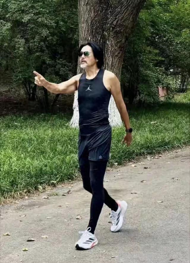 70岁周润发跑步锻炼，在中环码头休息，街头助人，没有一点架子