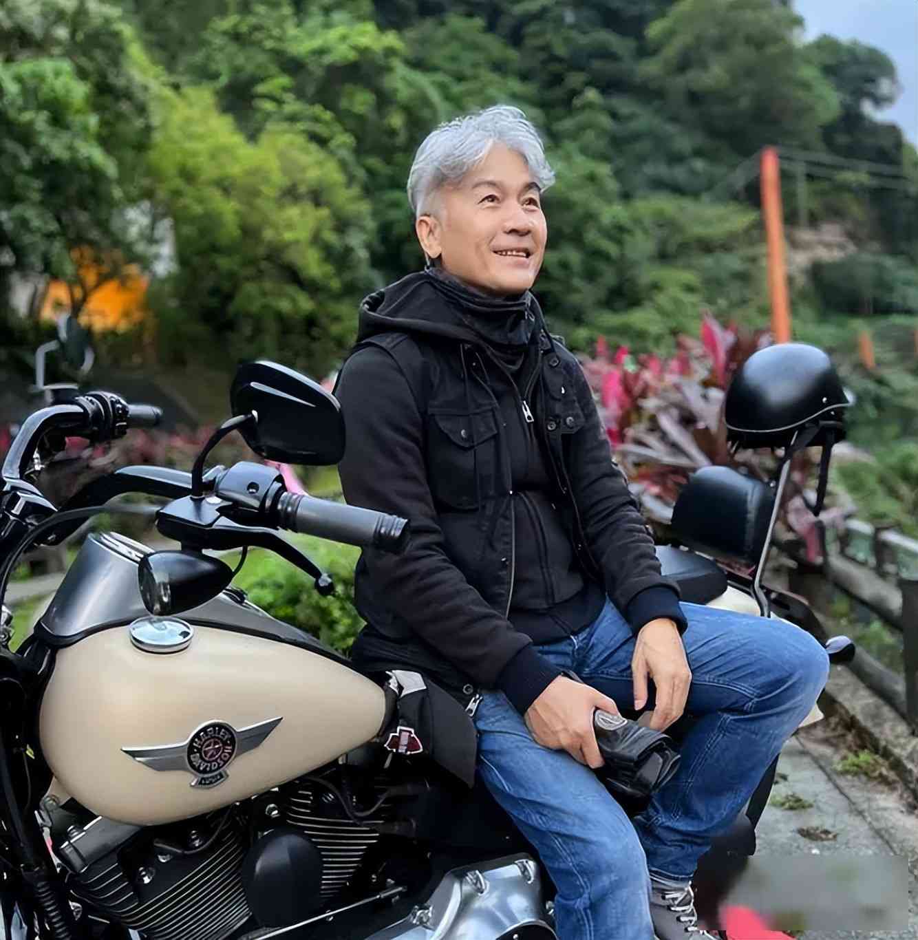 实现财富自由后，他选择移居美国，住豪宅开豪车，无妻无子很潇洒