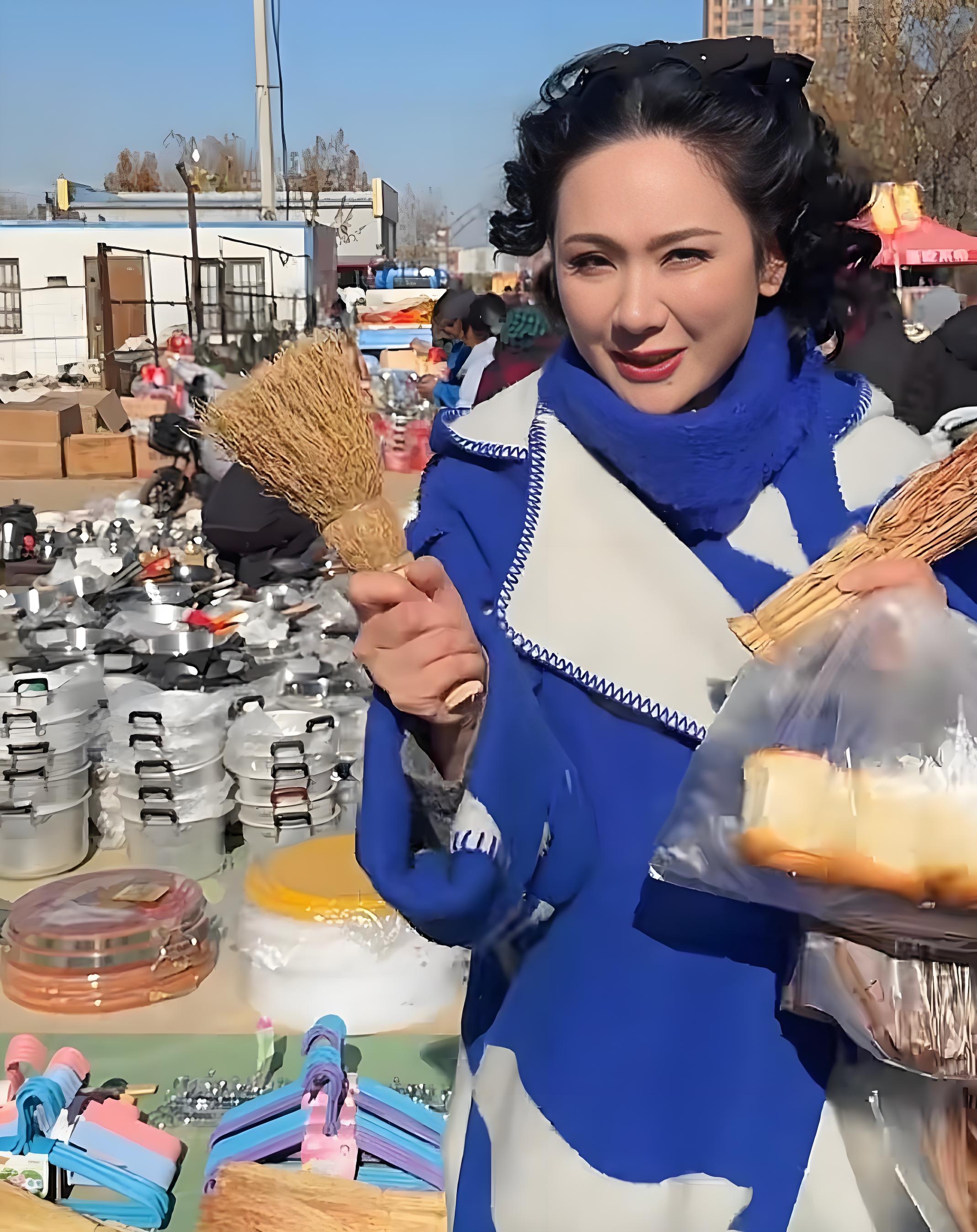 程莉莎赶山东大集，穿3万大衣买3元焦米棍解馋 像没见过世面城巴佬