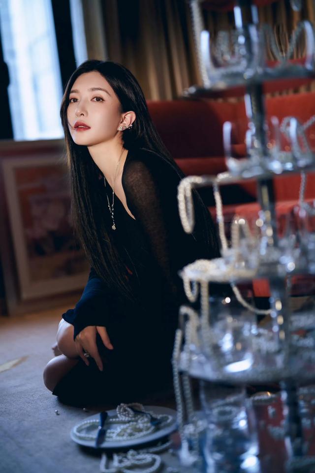 江疏影，黑纱夜美人