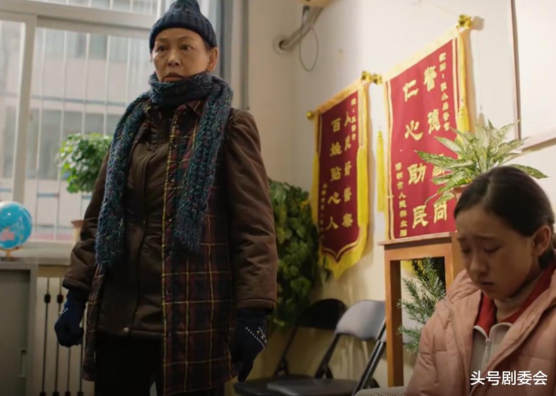 戏里有多土，戏外就有多潮，《刑警的日子》59岁女配才是最大惊喜