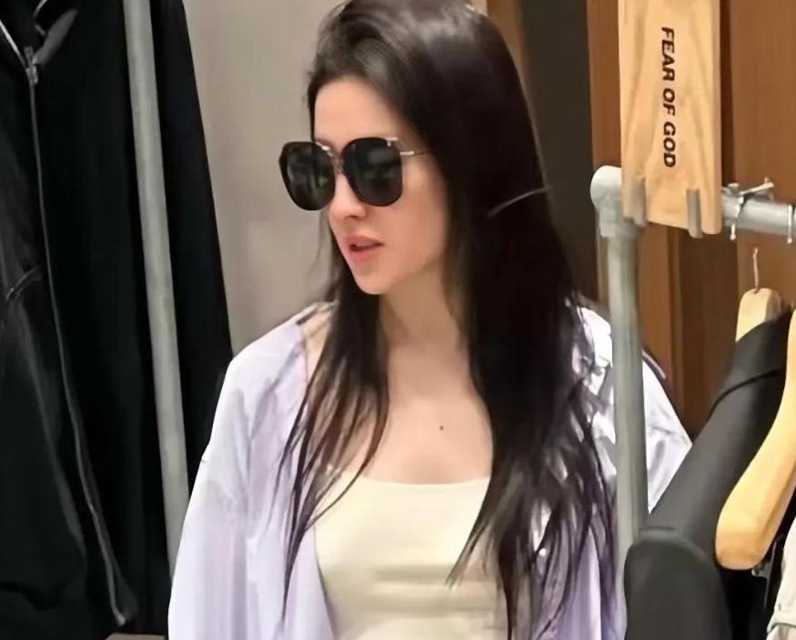 刘亦菲轻松逛街购物，慵懒打扮，踩着人字拖穿着短裤，随意又休闲