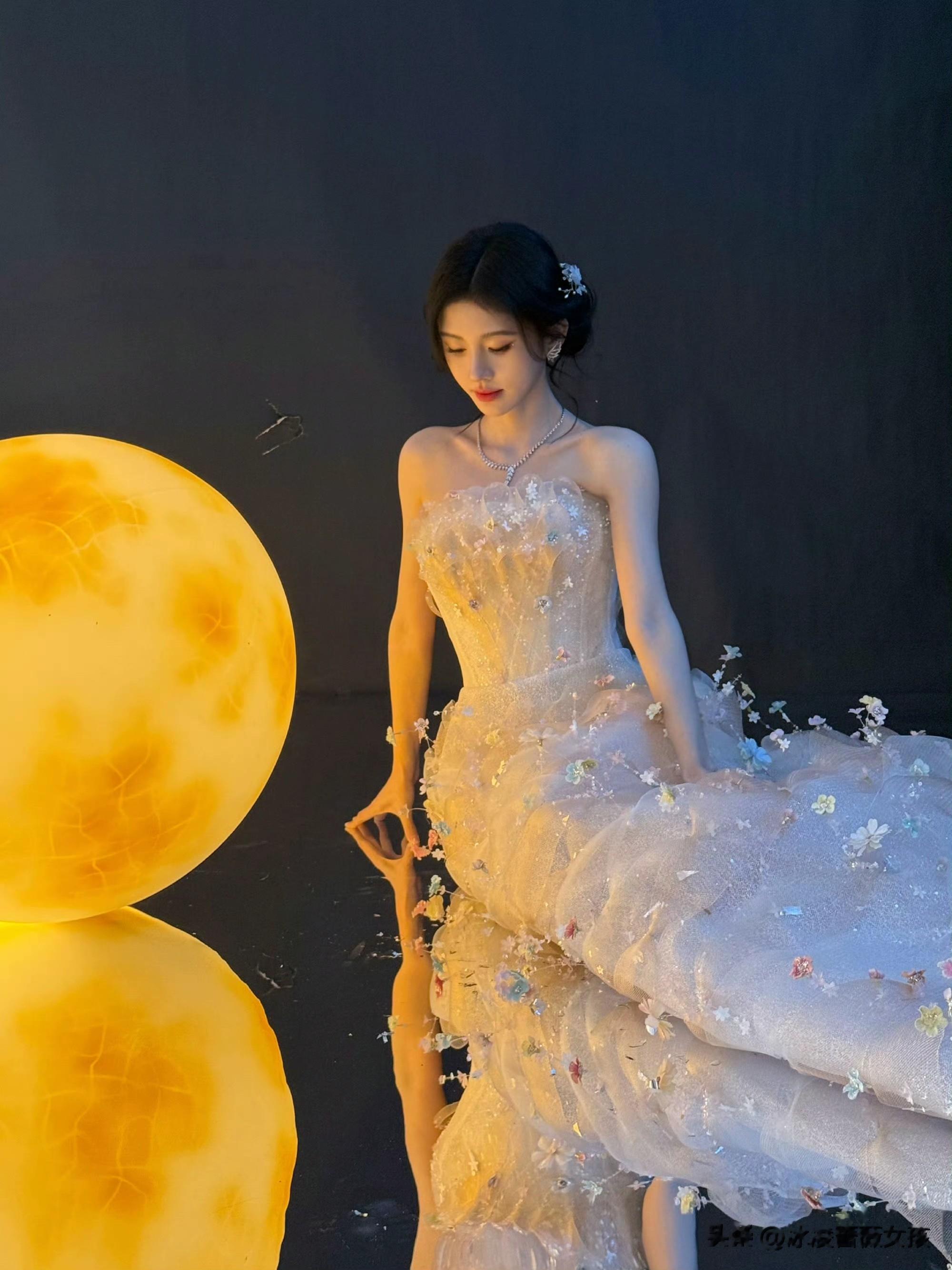鞠婧祎:月光碎钻间的纱裙仙踪