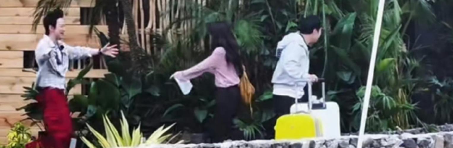 何炅首度上《亲爱的客栈》，热情拥抱谭松韵，为王鹤棣撑场好感动