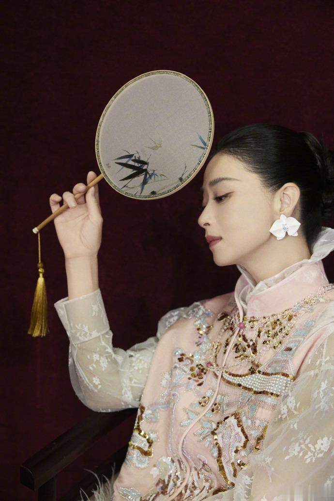 42岁蒋欣晒近照,穿粉色旗袍又瘦又养眼,小v脸美得过分