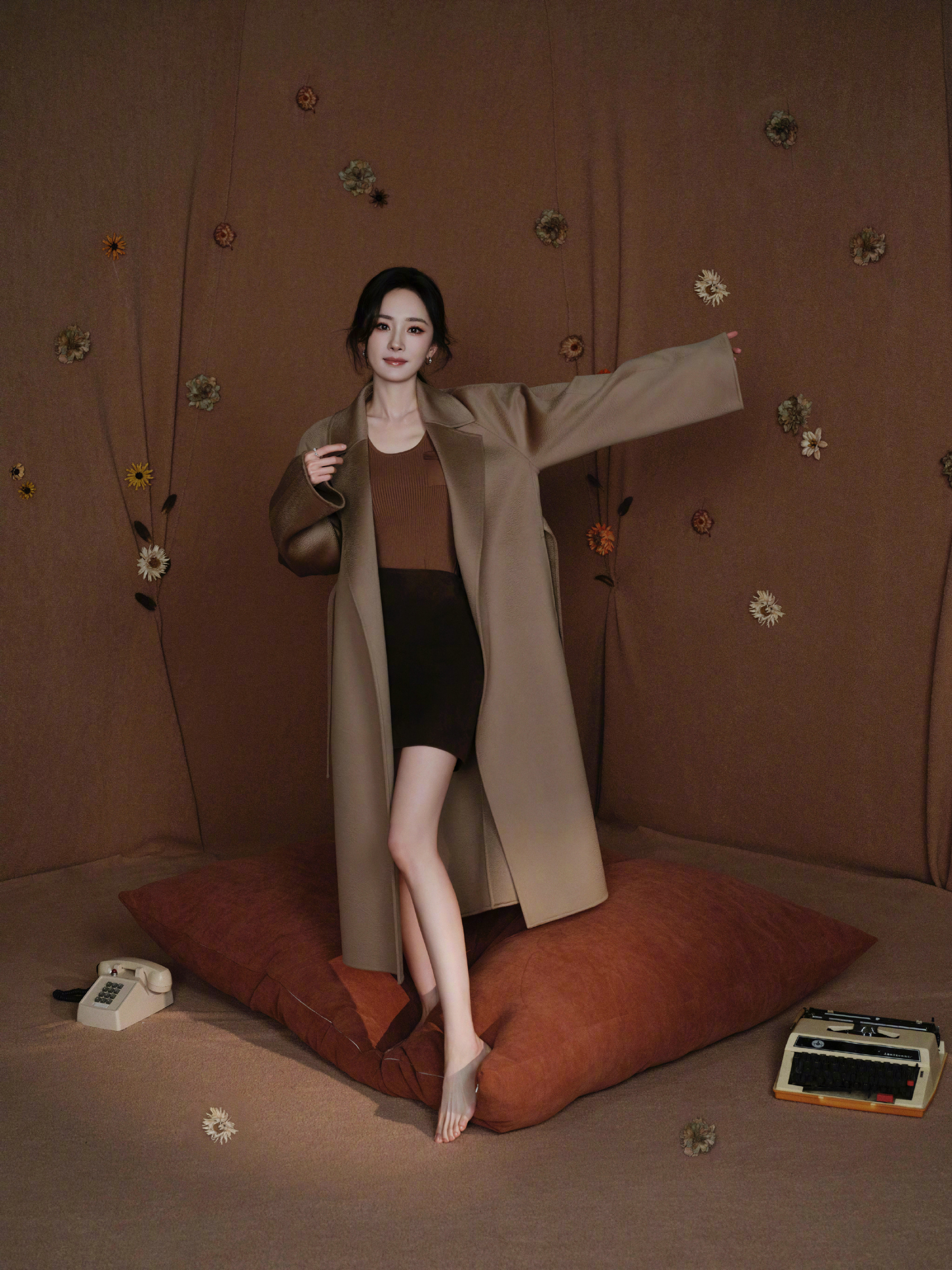 杨幂风拂过衣角，漾动了整片风景，仿佛展开了一卷冬日的画布