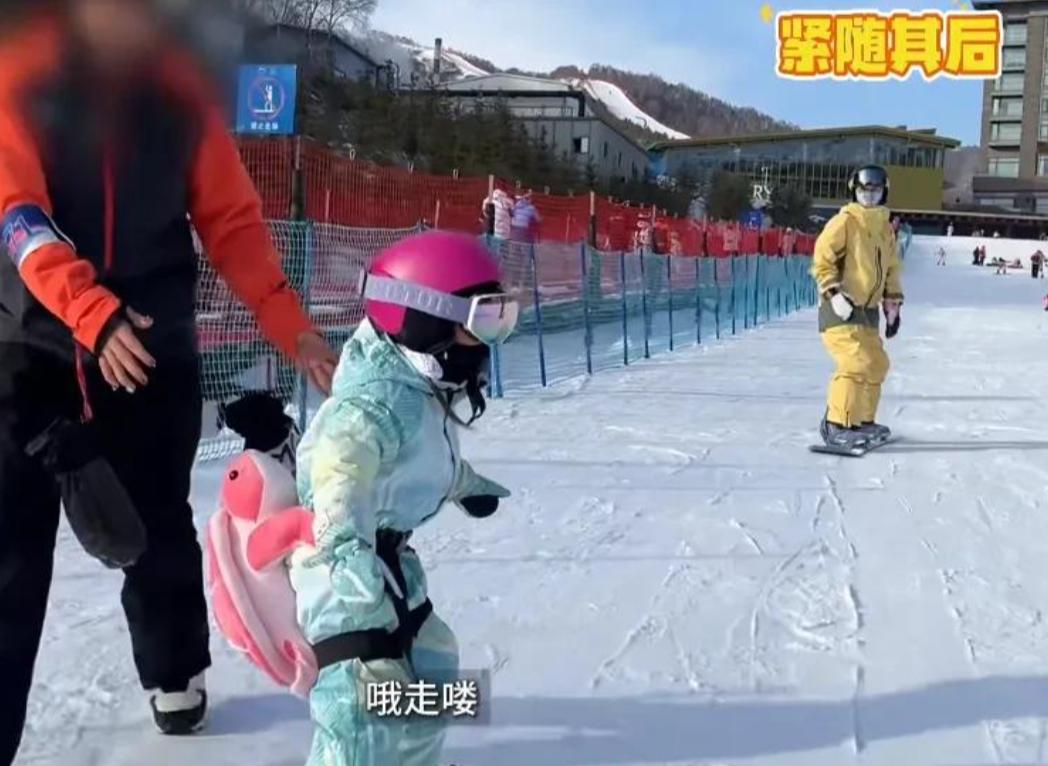 郑恺带妻女崇礼滑雪！5岁安娜一学就会，苗苗产后体寒穿10件棉衣