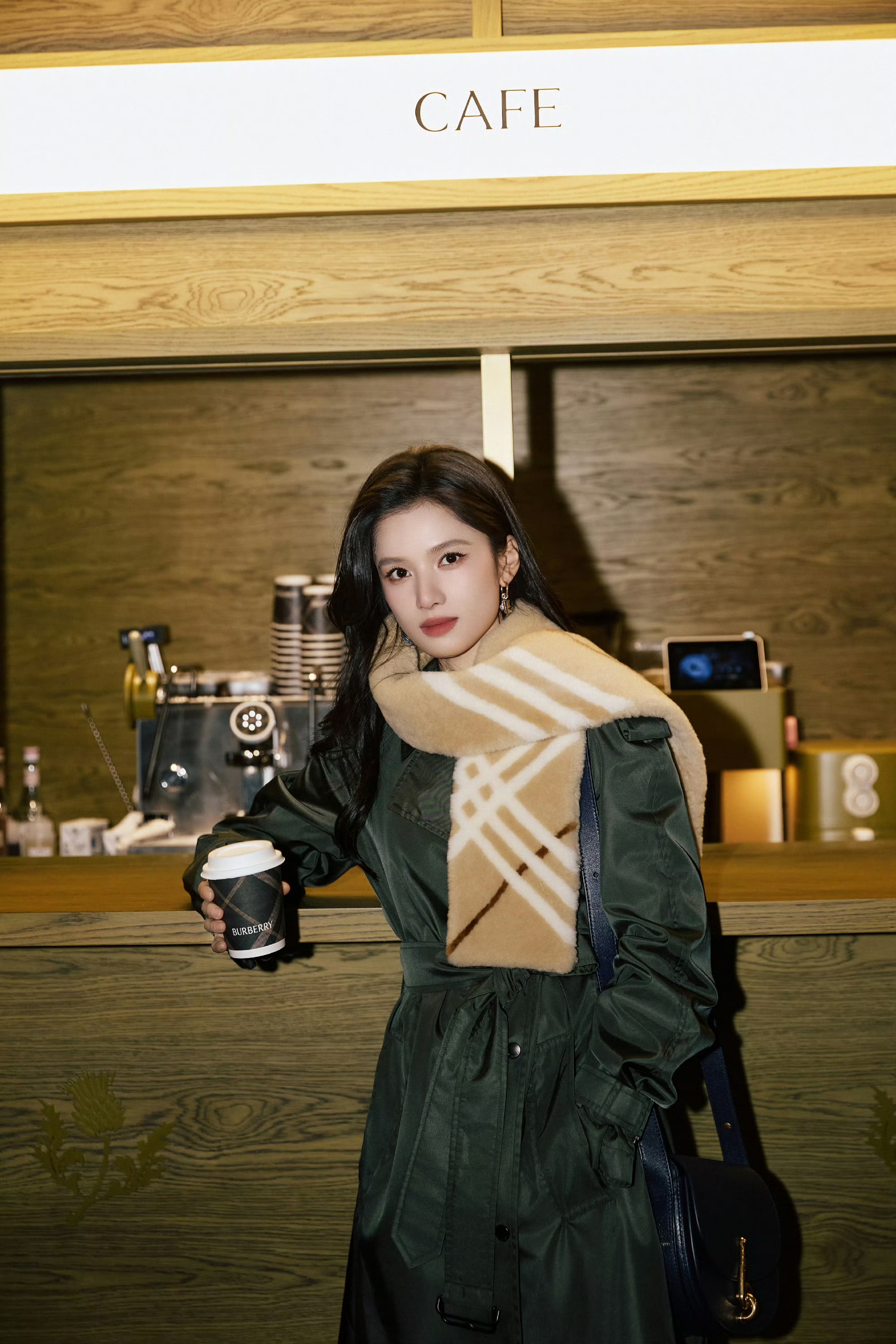 张婧仪穿出满屏英伦感！Burberry风衣搭格纹围巾，妥妥的秋冬女神