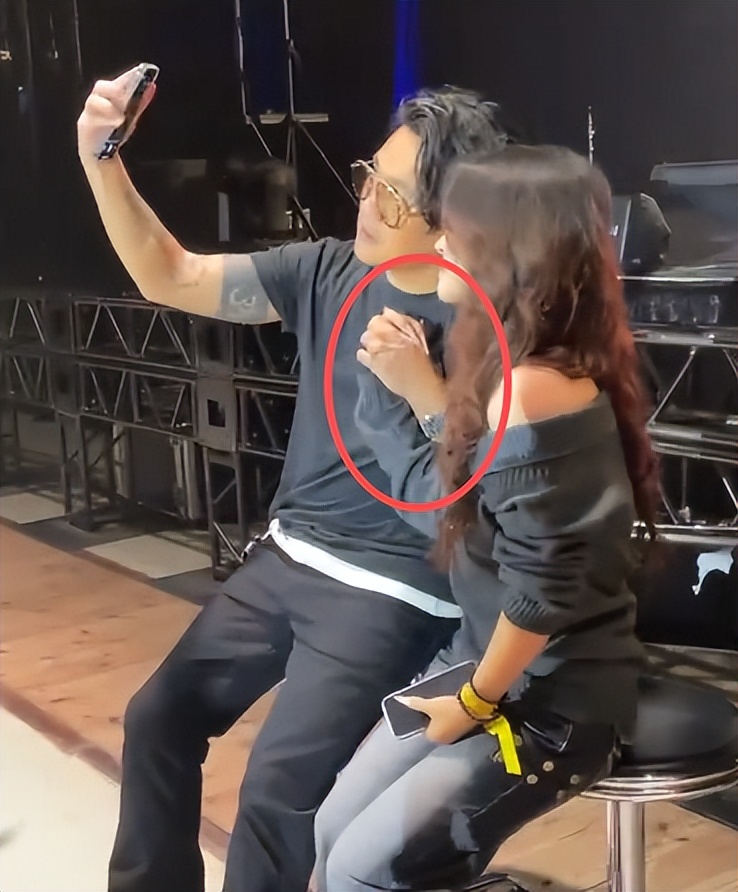 46岁曹格演唱会“尺度大”,与女粉丝十指紧扣、还亲吻合影引争议