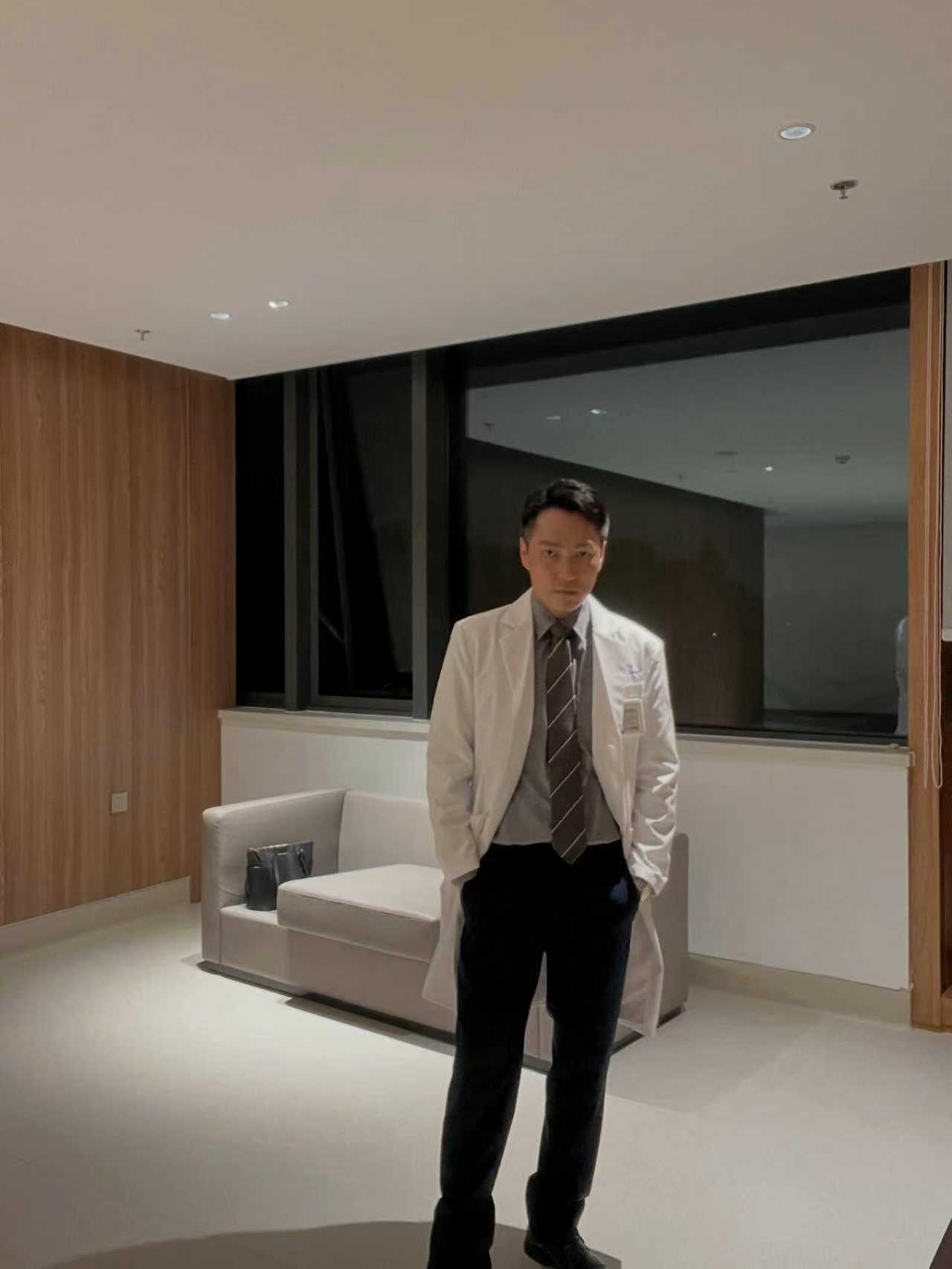 TVB男星发文关心长者获赞！接地气为病人拍痰，因生计需双线发展