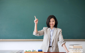 骨干女教师被辞退，她丈夫调来担任A市委书记，一出面，校长立即被免职