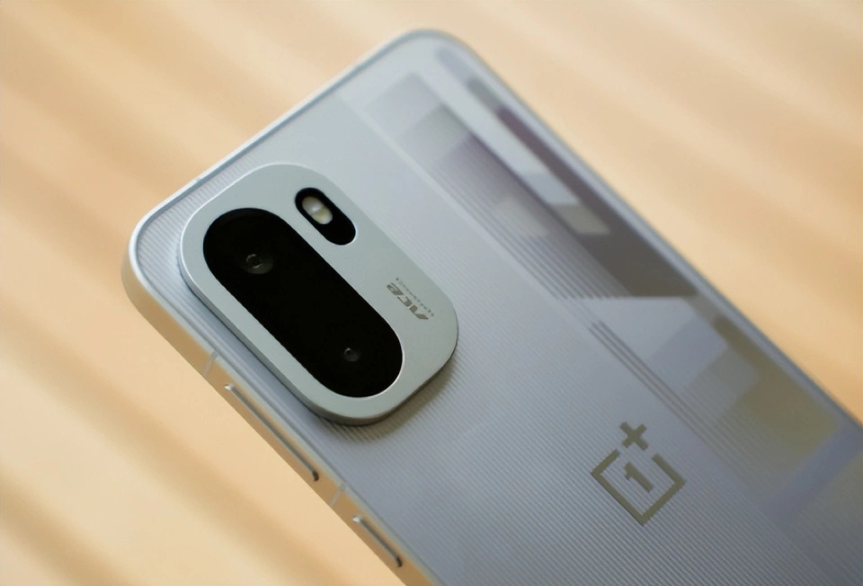 一加“不講武德”，16GB+1TB+7800mAh，頂配旗艦降至“新低價”