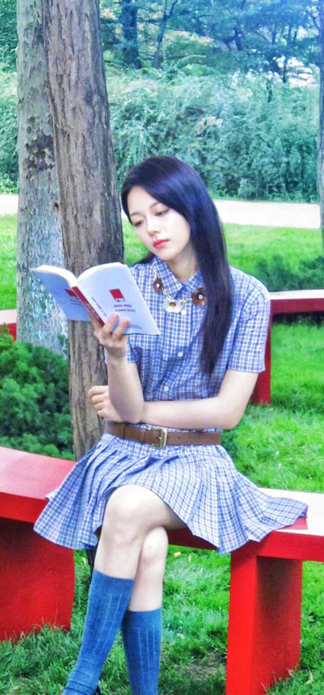 赵今麦格子短裙花项链