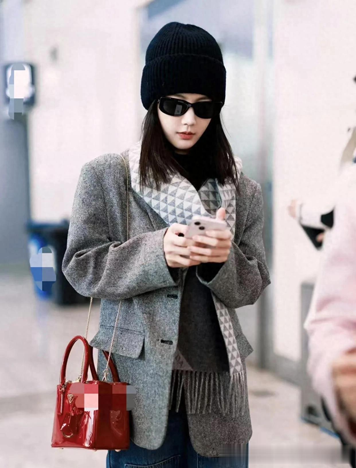 李一桐机场私服真时髦！灰色毛呢外套+牛仔裤+毛线帽，高级又洋气