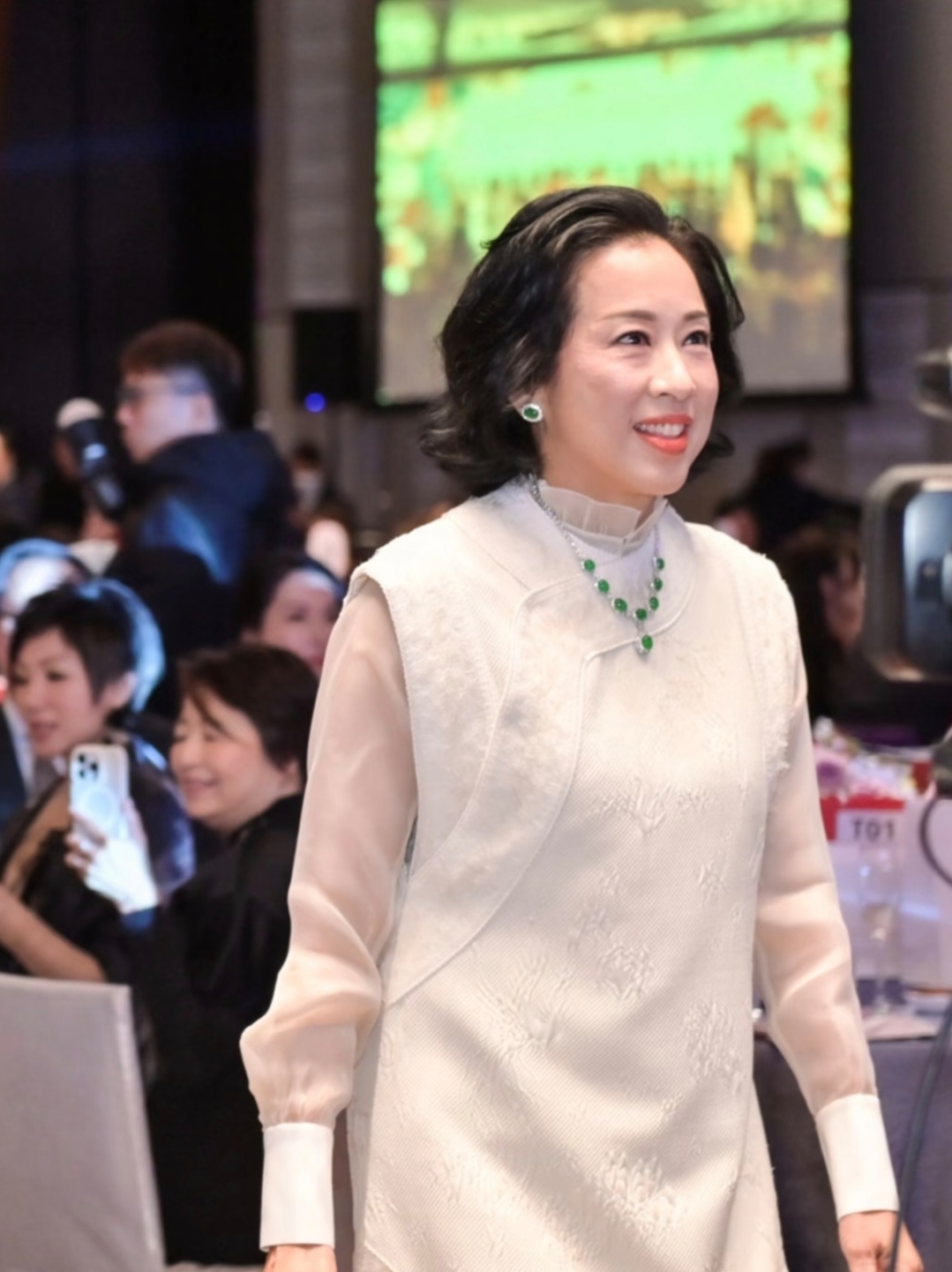 朱玲玲上海摄影展：霍启山露面，老公罗康瑞相伴，并为她甜蜜庆生