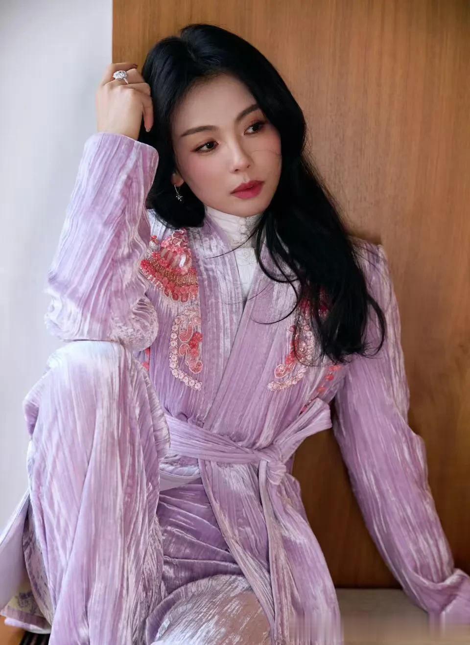 刘涛的气质真是出挑！一身紫色刺绣丝绒套装，优雅又高级！