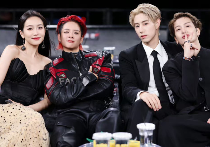 芭莎之夜，大深V的戚薇和李一桐，败给了穿高叉裙的古力娜扎