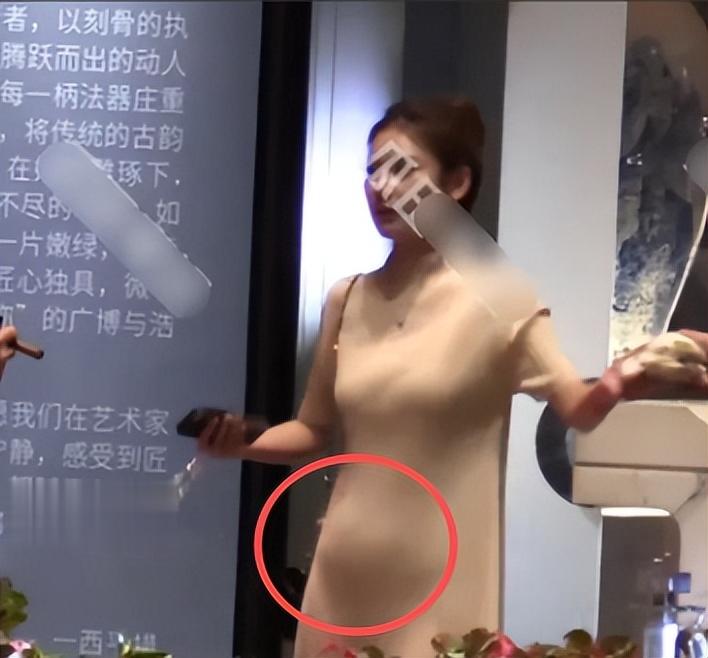 汪小菲夫妻现身机场，马筱梅挺孕肚步履蹒跚，刚陪完大S儿女回京