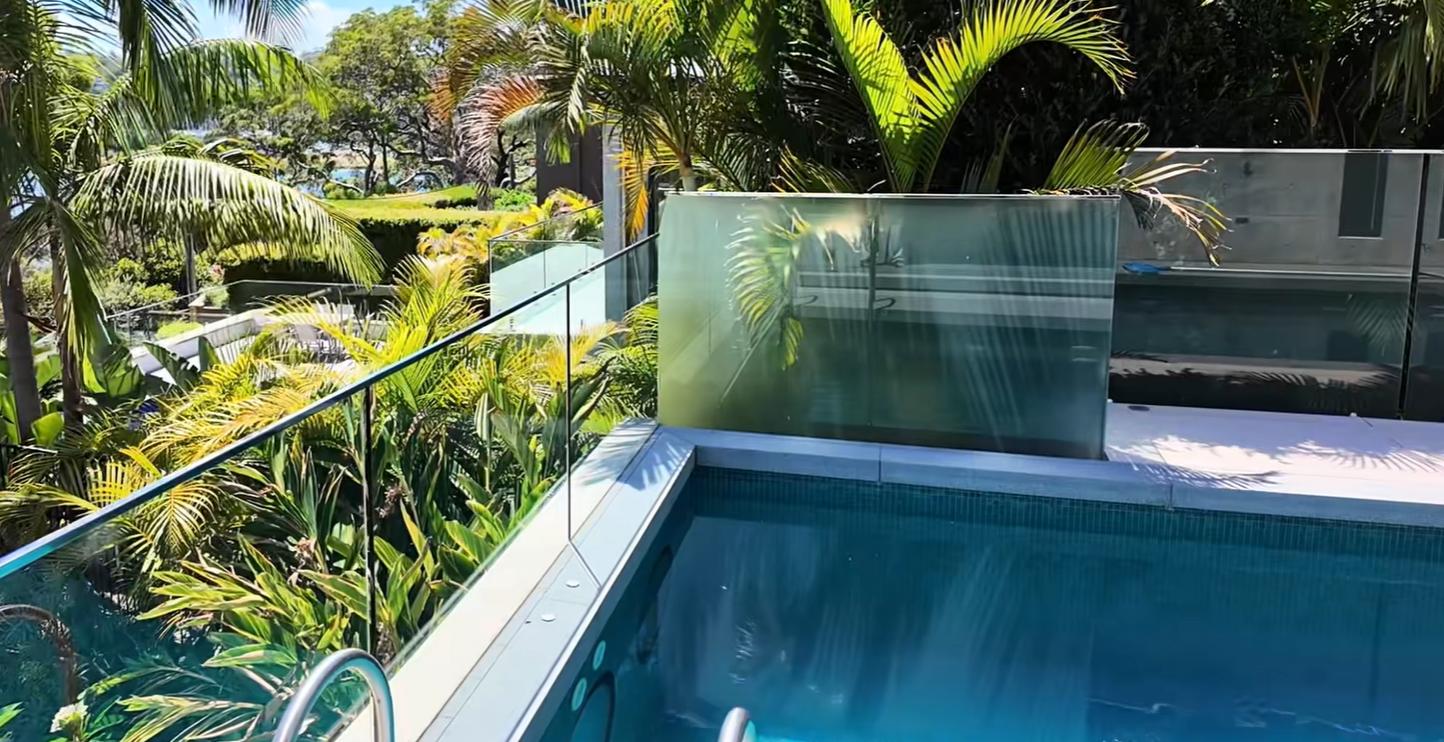 程晓玥孕7月澳洲养胎，婆婆出镜给女儿洗澡，老公在别墅游泳减肥