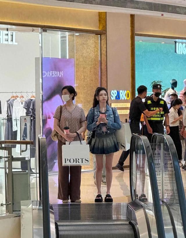 江疏影现身某商场，胖了不少，穿牛仔短裙，网友称：很廉价的感觉