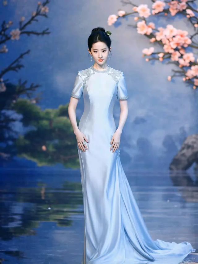 刘亦菲美丽旗袍秀