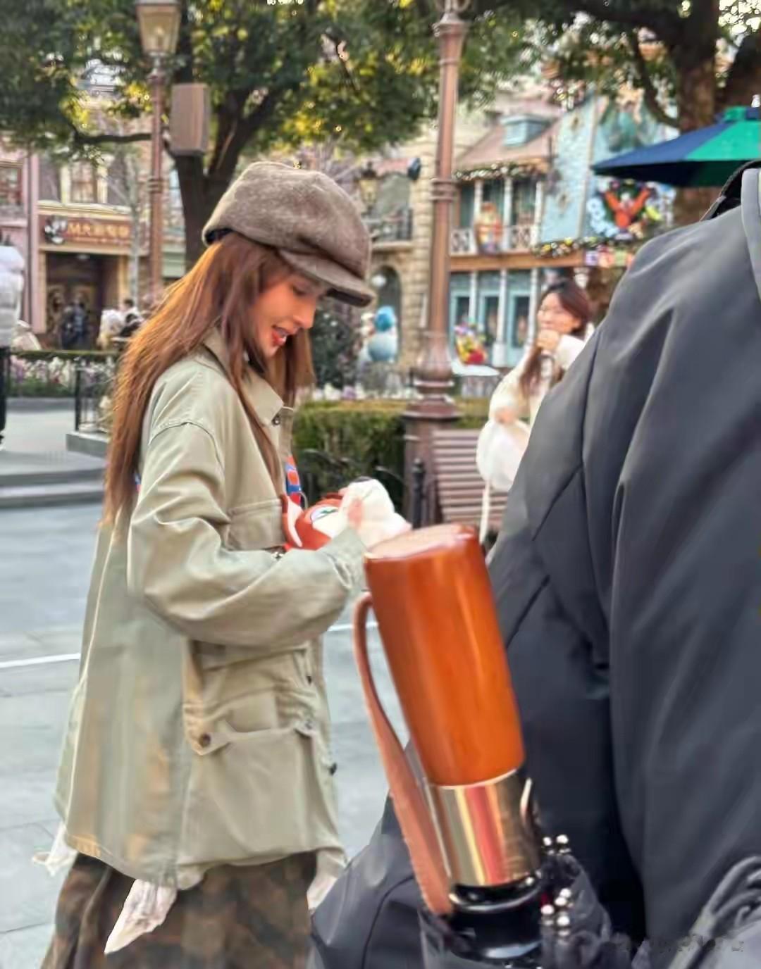 上海迪士尼偶遇金晨，巴掌脸高挺鼻梁，生图侧颜美到路人疯狂抓拍