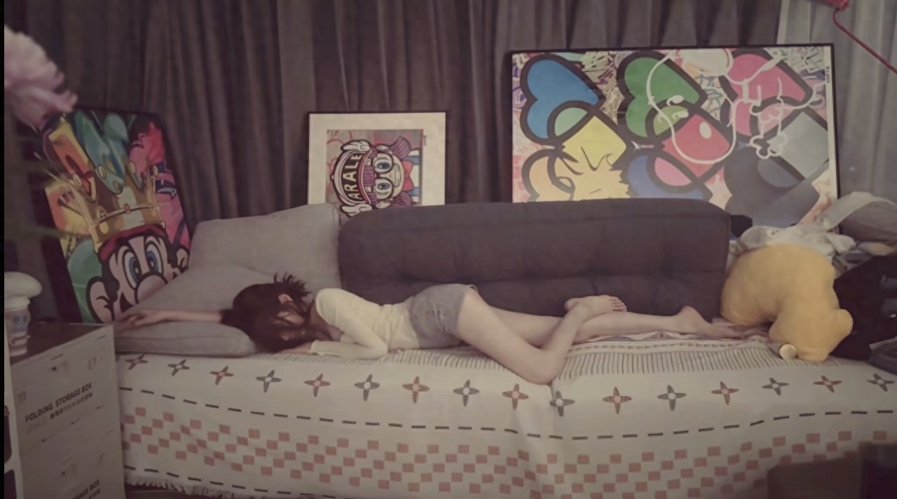 杨超越沙发睡姿引热议!大长腿逆天抢镜,网友:这身材真实存在?