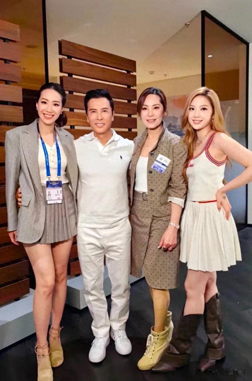 甄子丹携妻女岳母亮相网球赛 岳母状态年轻超级美 三人宛如姐妹花