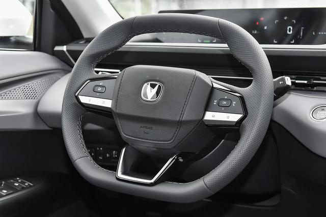 长安拿出诚意！和秦PLUS同级，降到5.69万，油耗0.96L，家用完美