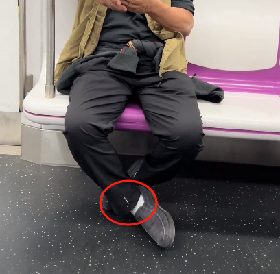 76岁牛群坐地铁被偶遇，断崖式衰老认不出，裤腿上白色油漆好抢镜