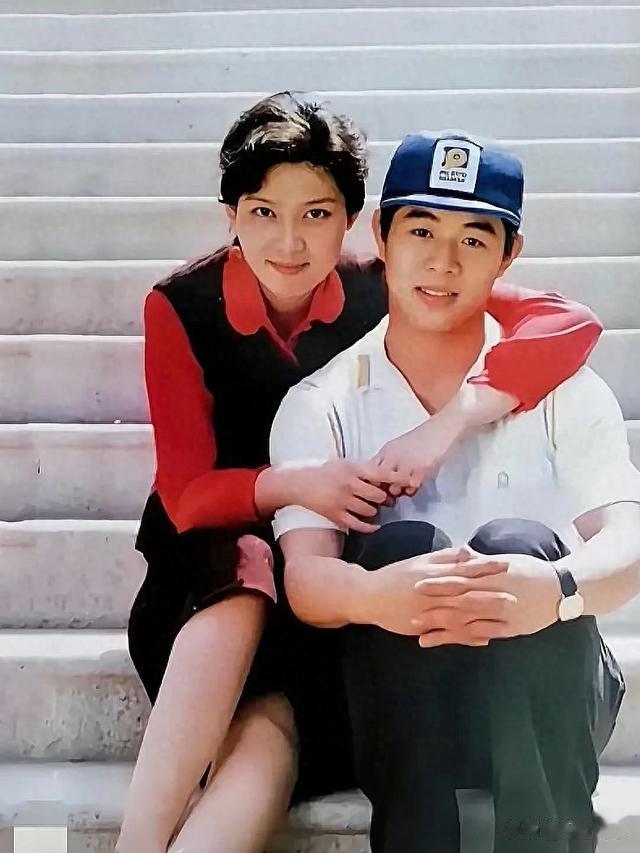 80 年代，李连杰和潘虹合影。那时的李连杰英俊帅气，潘虹冷艳迷人