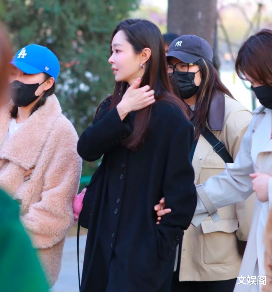 白敬亭宋轶都去看了樱花，一个包裹严实一个精心化妆，评论区炸锅