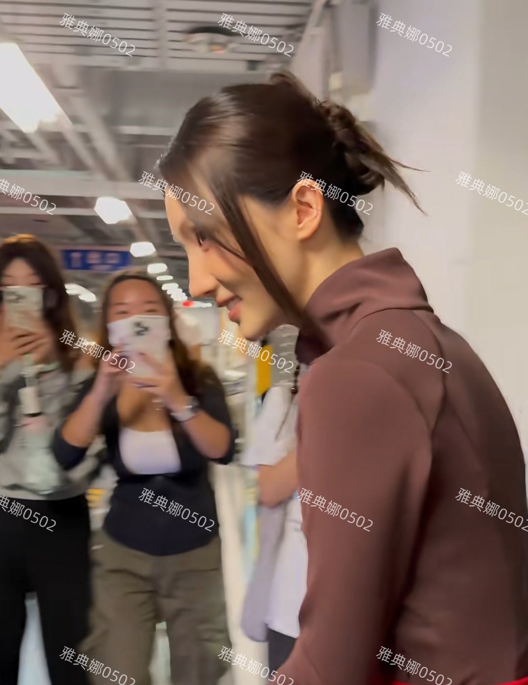 酒店地下停车场偶遇金晨，又瘦又白五官超精致但跟以前又不一样了