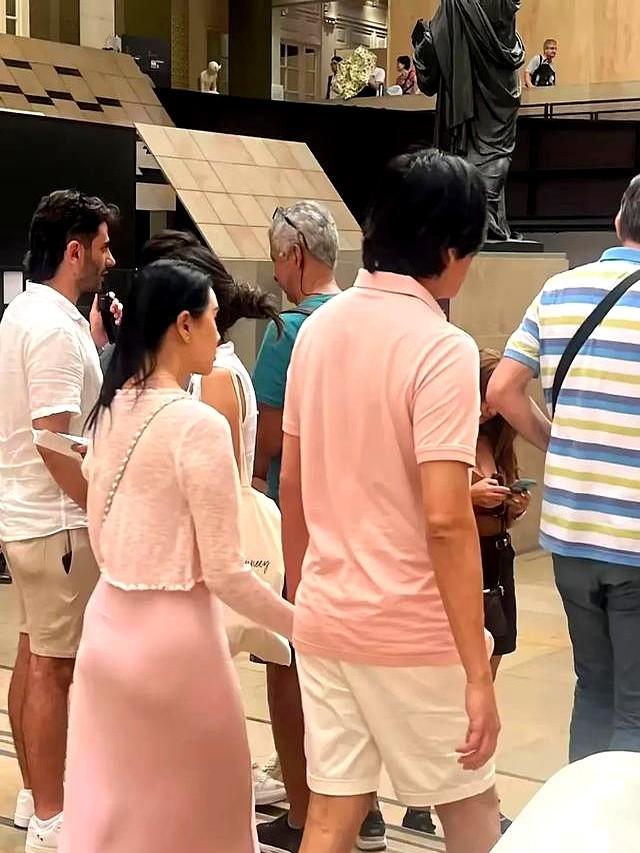 伊能静秦昊手牵手在英国逛街，57岁伊能静衣着宽大身材臃肿似路人