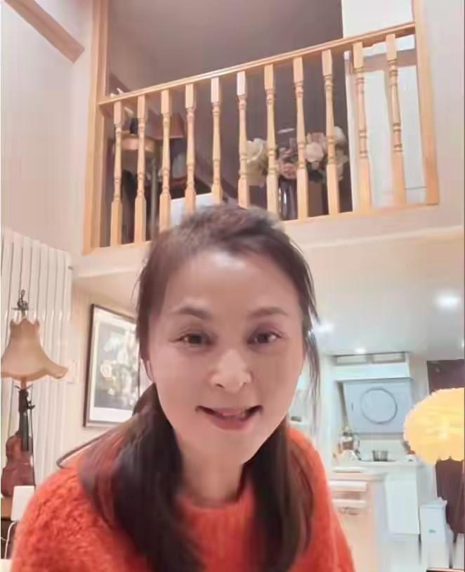 女演员何音现状:58岁貌如大妈,别墅中弹钢琴消遣,儿子贼帅随她