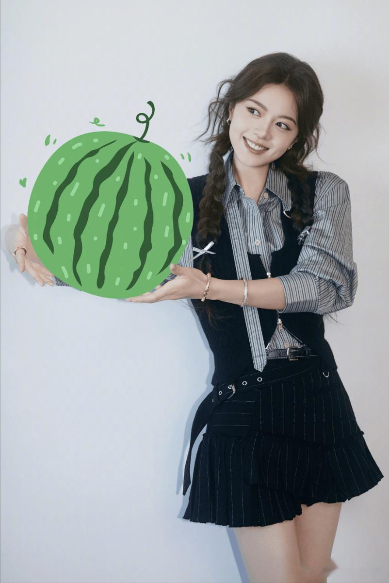 赵今麦双麻花辫甜度爆表！笑容灵动青春感拉满