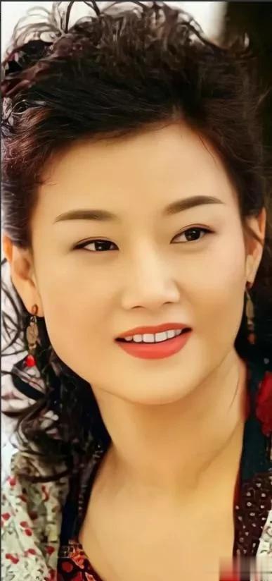 58岁宋祖英生活曝光：北京安家，体态富态且容颜依旧