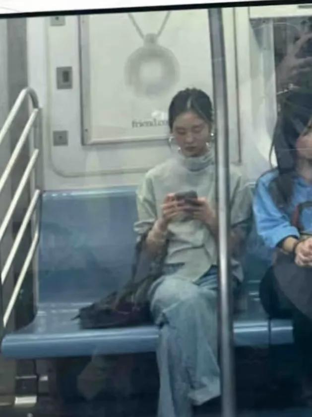 纽约地铁偶遇黄磊女儿黄多多，网友大赞她漂亮有气质，自带清冷感
