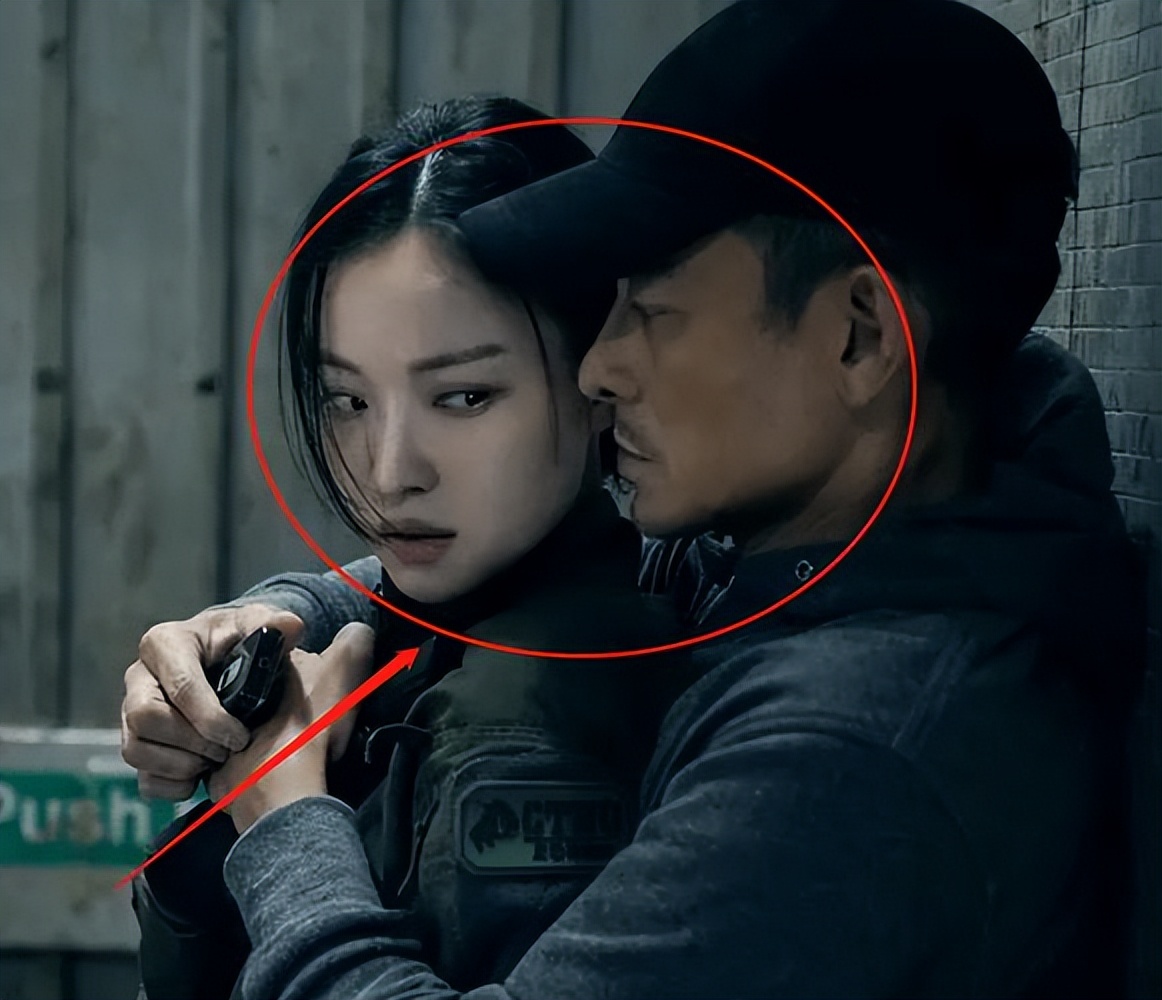 被曝不雅照,与冯绍峰恋爱三年分手,如今36岁靠刘德华走了上坡路