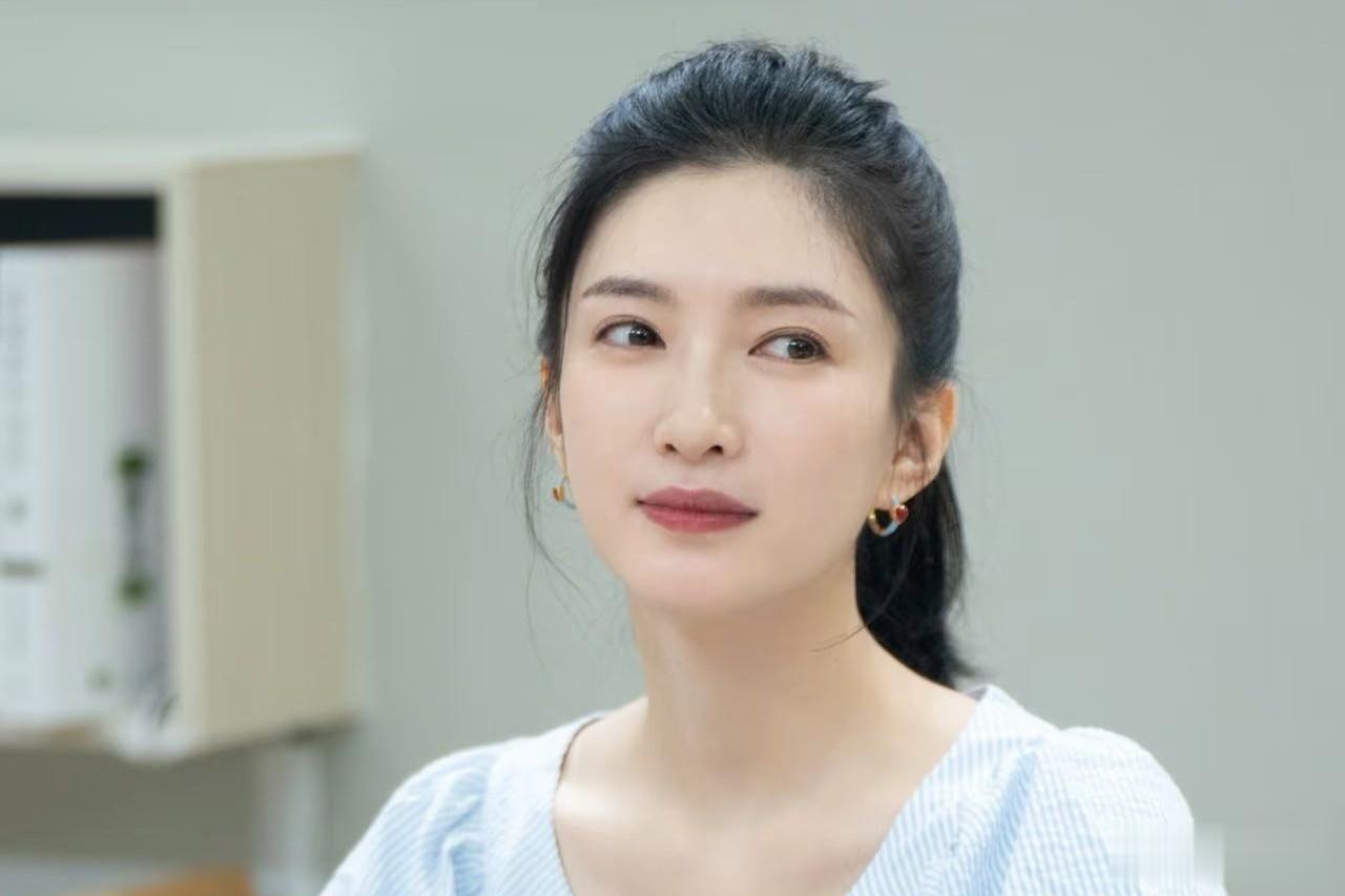 这居然是江疏影?高中老师的既视感成焦点,辨识度争议同步发酵