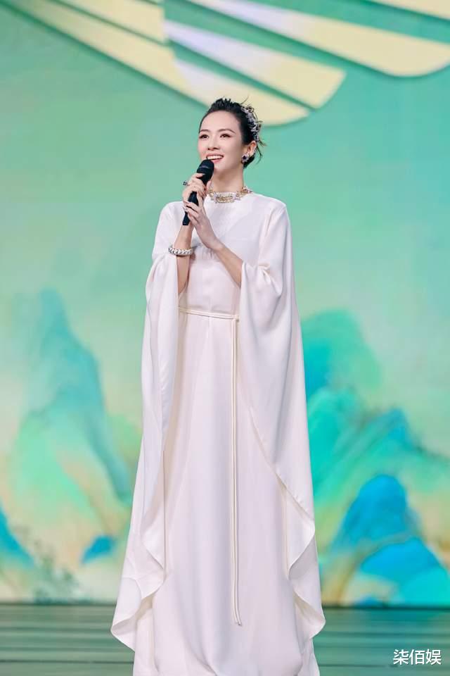 章子怡带醒醒游玩，她撸起袖子叉着腰，血气方刚的，站姿像个男人