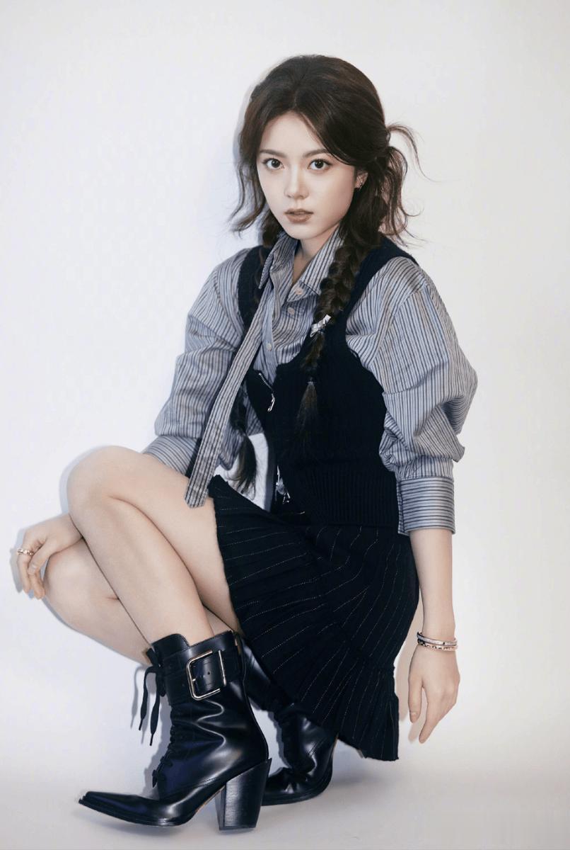 赵今麦双麻花辫甜度爆表！笑容灵动青春感拉满