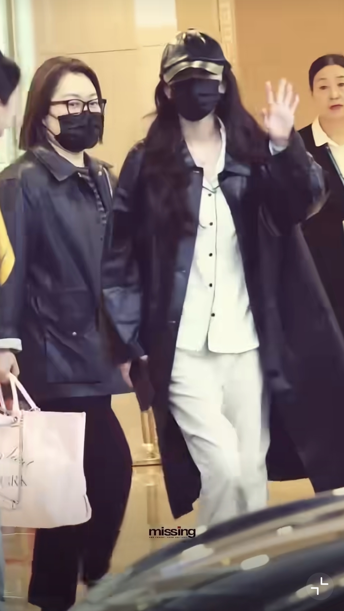 杨幂现身北京机场,皮衣配睡衣慵懒又帅气,脖子上一抹绿好清新!