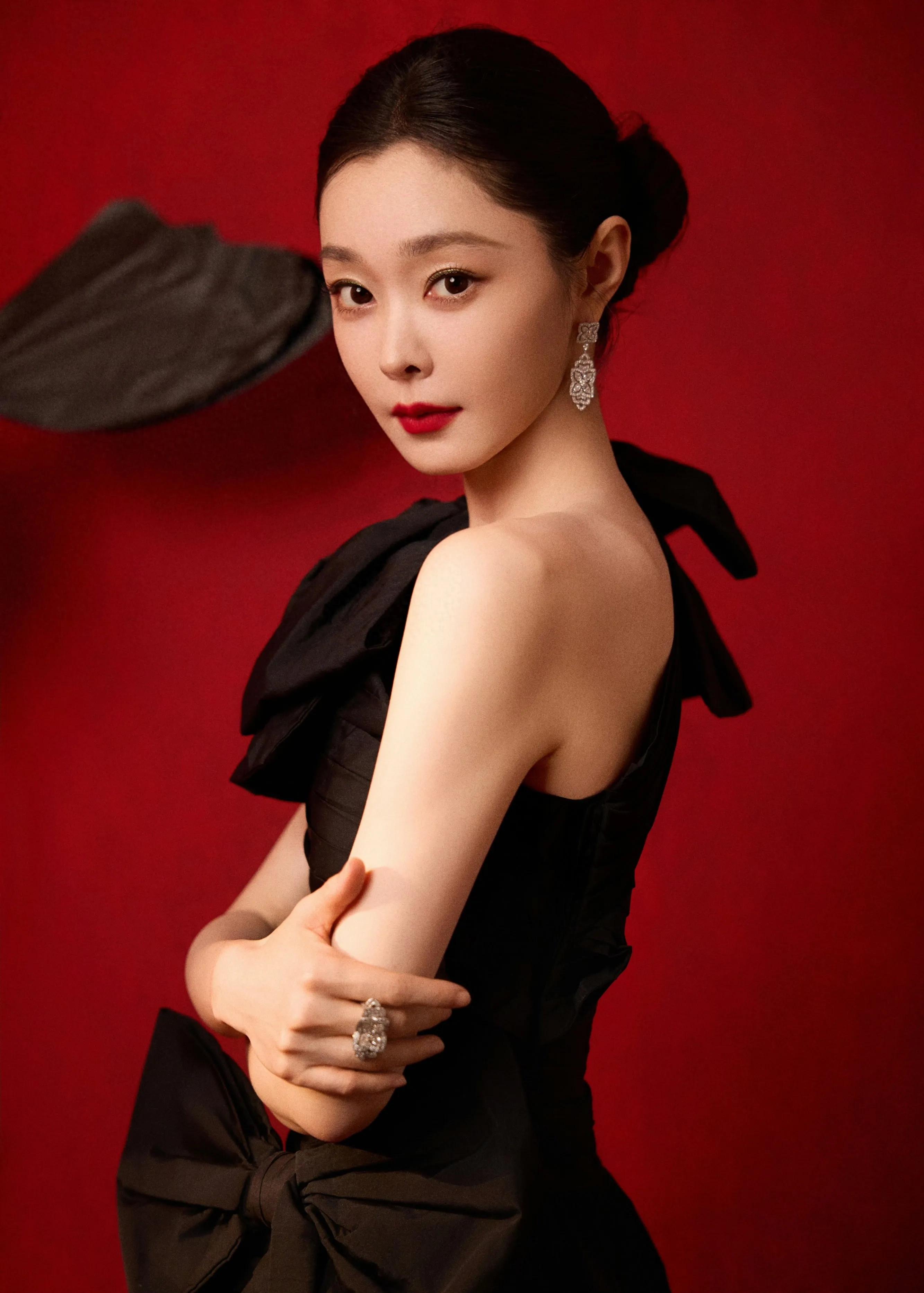 宋轶性感黑色半肩礼服