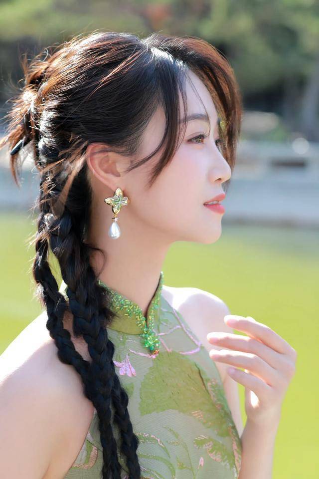 蓝盈莹绿色旗袍的美,宛如定格在画中的仙女