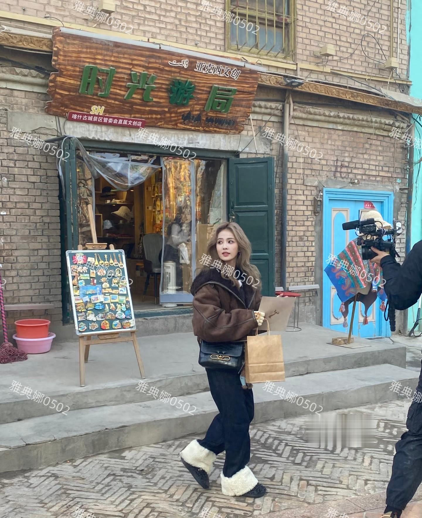 喀什古城偶遇跑男录综艺，白鹿好美，范丞丞和李晨互动居然不尴尬