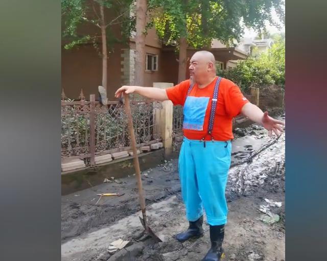 过气明星有多惨:农村走穴,直播卖货被嘲,摆摊还债,体面呢?